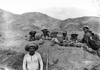Hans Hinrich Brüning mit Grabungshelfern auf der Hacienda Huando, Valle de Chancay, Februar 1899